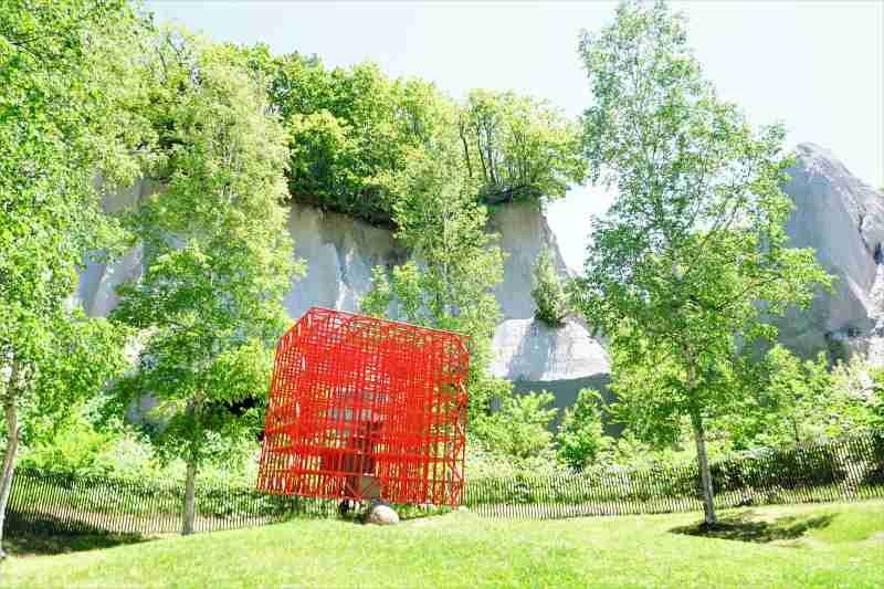 石山緑地のオブジェ「赤い空の箱」