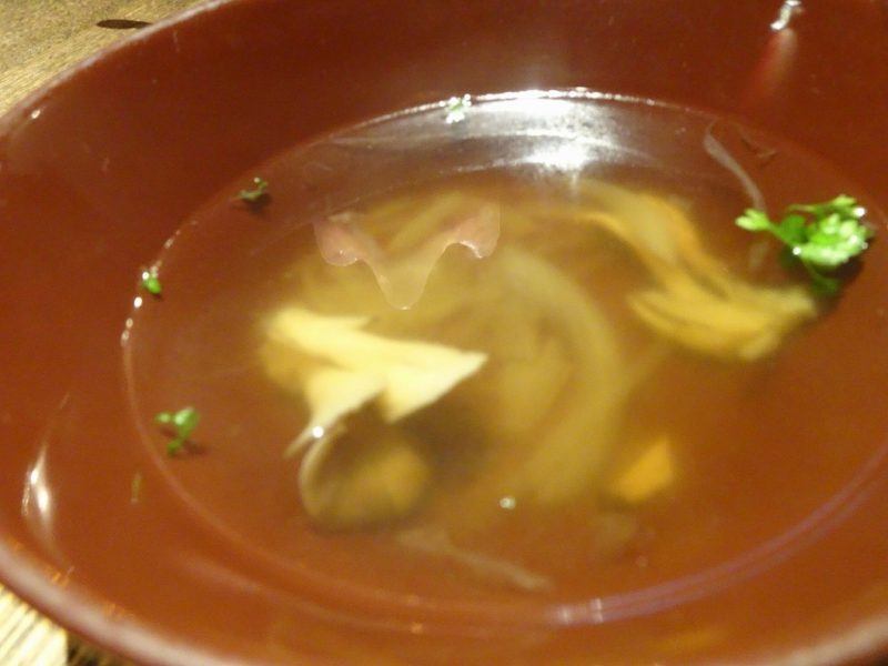 セットのスープは舞茸と玉ねぎ入りでごくごく優しい味わい