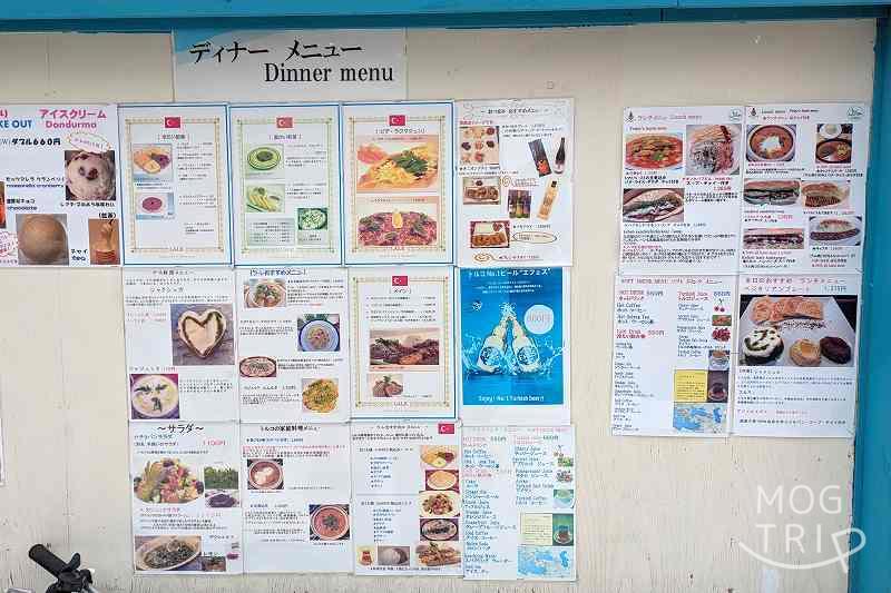 札幌市「カフェ＆レストラン LALE（ラーレ）」のメニューが外壁に貼られている