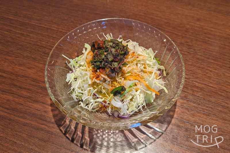 札幌市「カフェ＆レストラン LALE（ラーレ）」のサラダがテーブルに置かれている