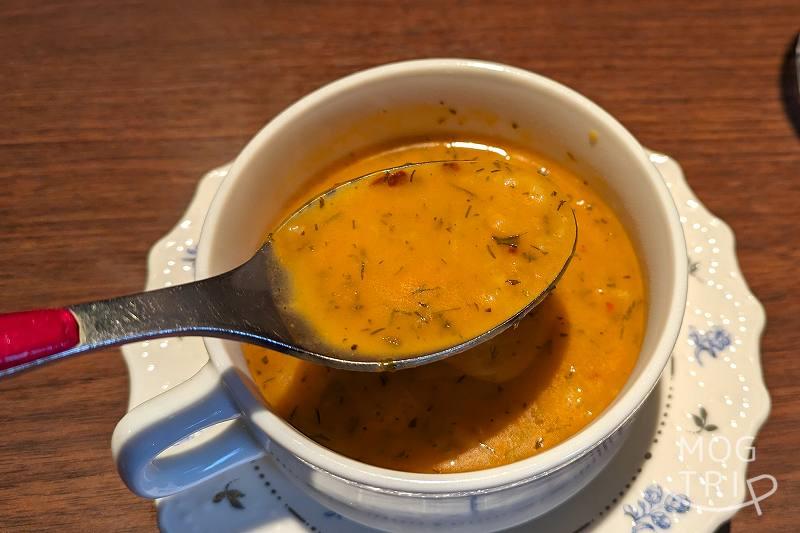 札幌市「カフェ＆レストラン LALE（ラーレ）」のスープをスプーンですくっている様子