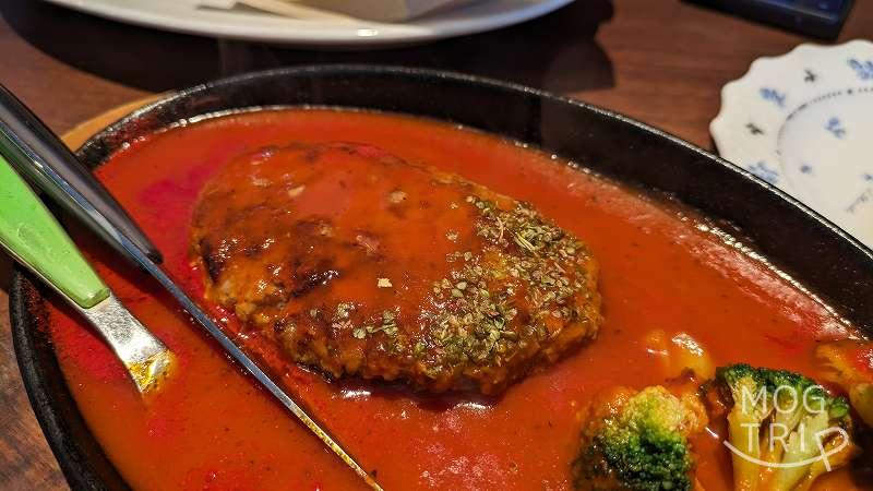 札幌市「カフェ＆レストラン LALE（ラーレ）」のキョフテ（ラム肉ハンバーグ）