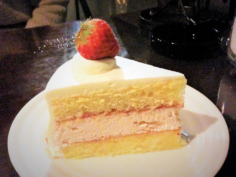 苺のショートケーキがテーブルに置かれている