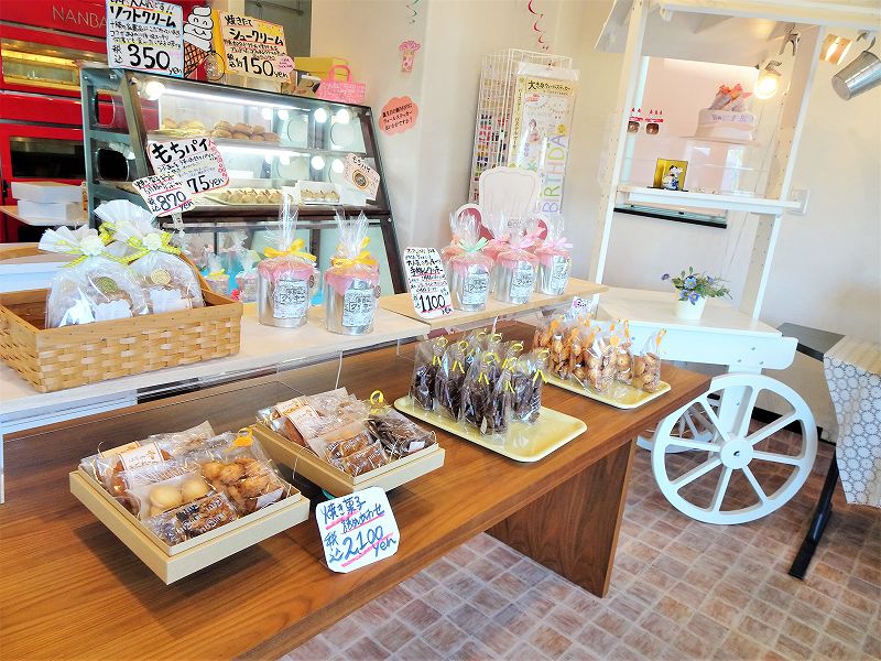 POROSIENNE（ポロジェンヌ）／北海道札幌市手稲区　入ってすぐのスペースには焼き菓子が陳列されています