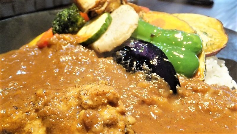 E-itou Curry（エイトカリー）のあべ鶏の煮込みチキンと素揚げ野菜のカレー