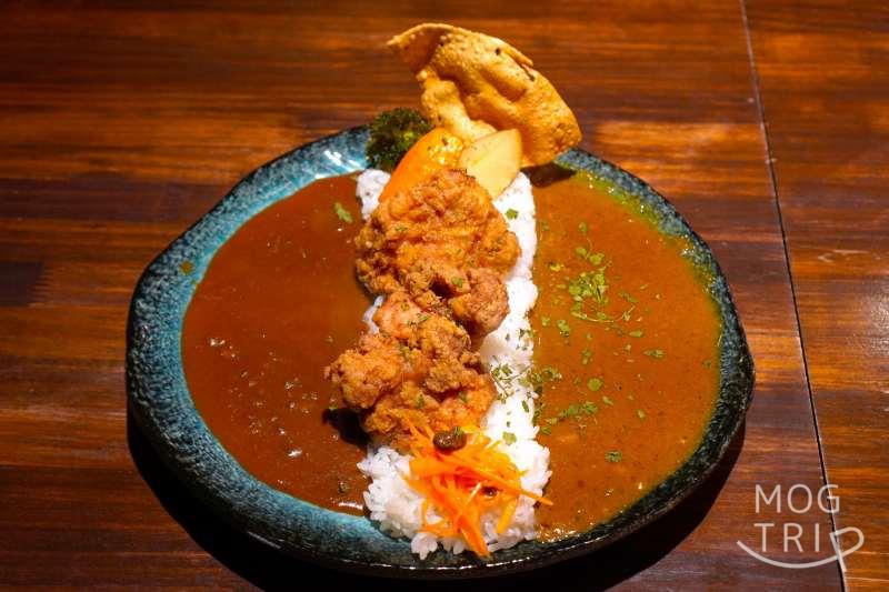 E-itou Curry（エイトカリー）のあべ鶏の唐揚げのカレーがテーブルに置かれている