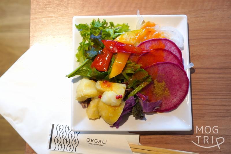 「CAFE ＆ RESTAURANT ORGALI（オーガリ）」のサラダがテーブルに置かれている