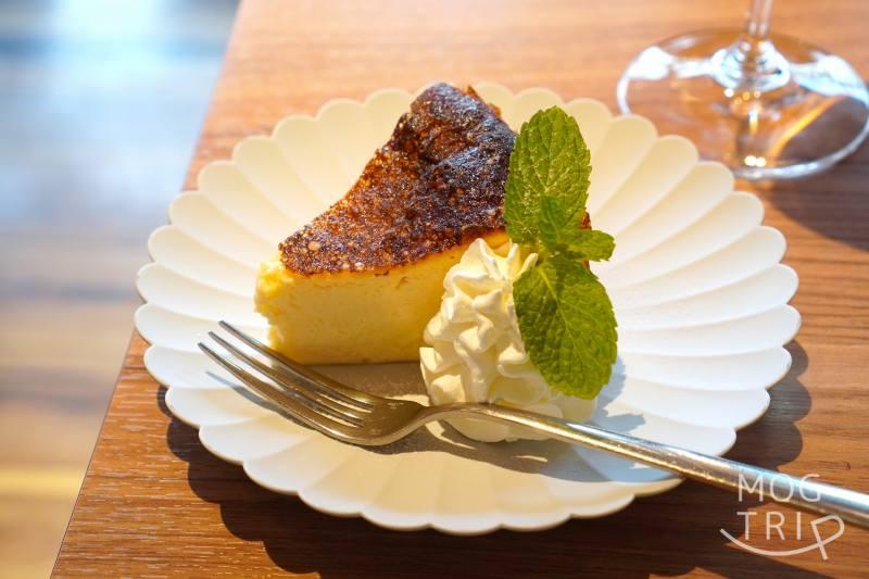 「CAFE ＆ RESTAURANT ORGALI（オーガリ）」のバスクチーズケーキがテーブルに置かれている