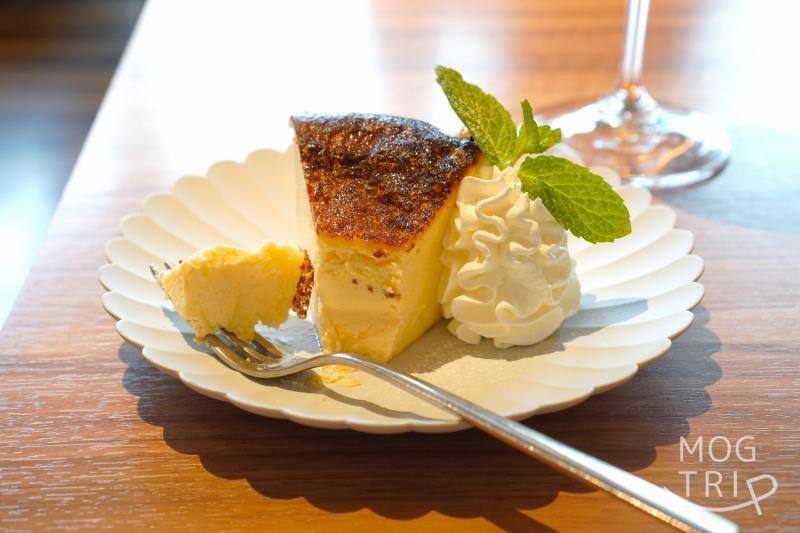 「CAFE ＆ RESTAURANT ORGALI（オーガリ）」のバスクチーズケーキがテーブルに置かれている