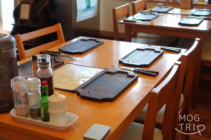 「Hamburg Restaurant Aruhiko（ハンバーグレストランアルヒコ）」のテーブル席のようす