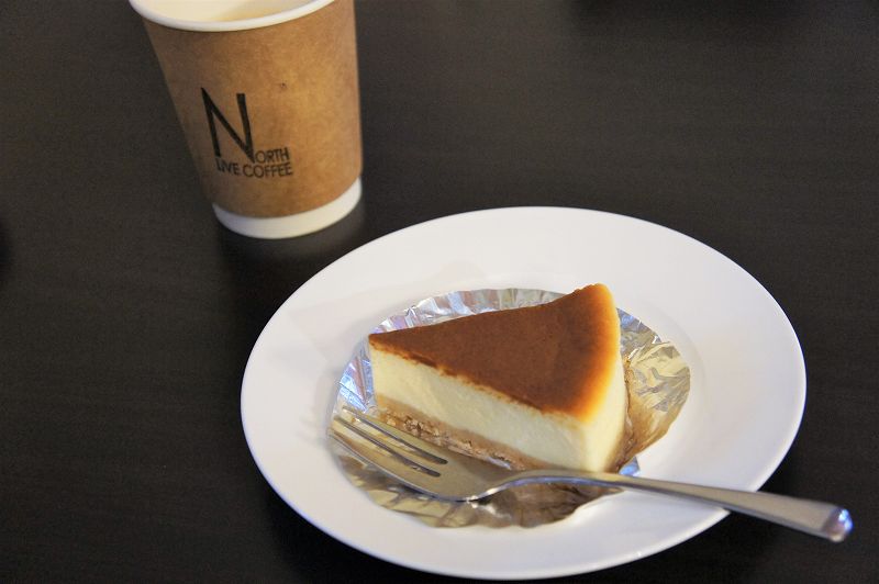 ノースライブコーヒーのチーズケーキとコーヒーがテーブルに置かれている