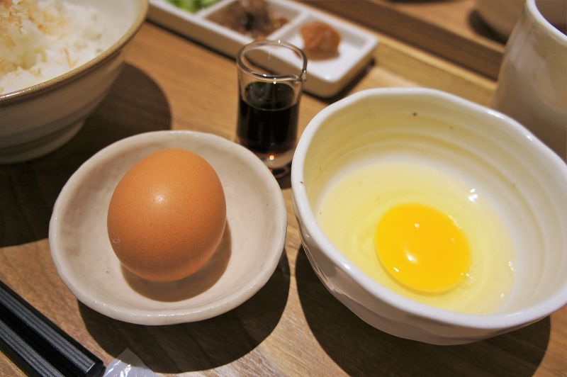 きのとやファーム店の卵がテーブルに置かれている