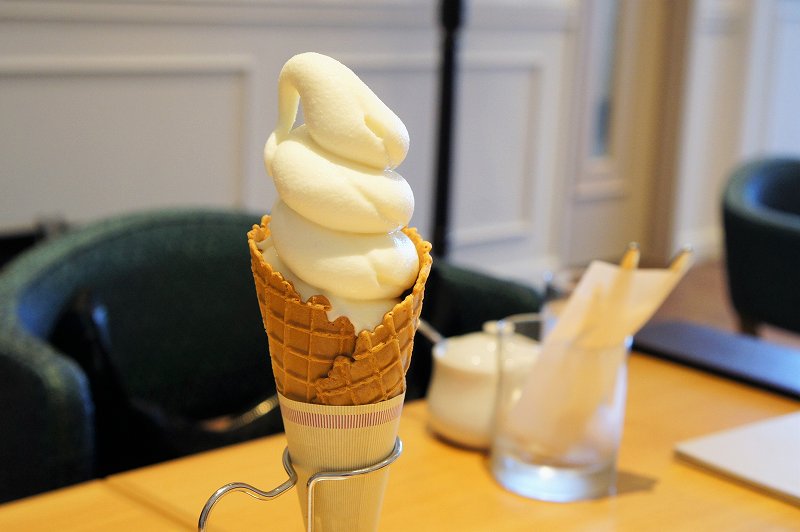 ワッフルコーンのソフトクリームがテーブルに置かれている