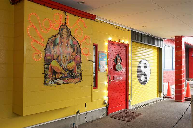 赤や黄色を基調としたマジックスパイス 札幌本店の入口