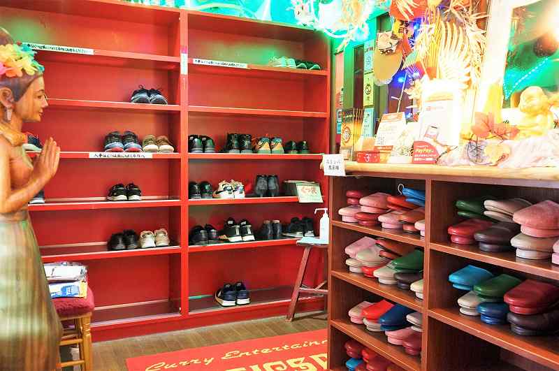 マジックスパイス 札幌本店の靴とスリッパ置き場の様子