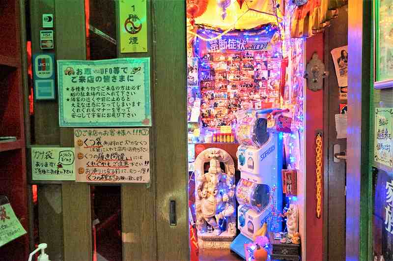 ガチャガチャやたくさんの写真が貼ってある、マジックスパイス 札幌本店の入口付近の様子