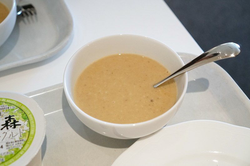 栗のポタージュスープがテーブルに置かれている