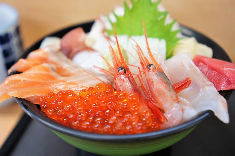 常に半分以上は北海道産のネタを使用している海鮮丼