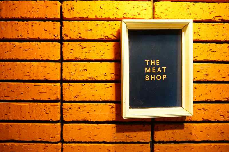 「THE MEAT SHOP（ザ・ミートショップ）」の店名看板