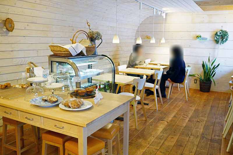 CAFE&BAKE Prunier（プルニエ）の店内は明るい色を基調とした清潔感が女性に人気