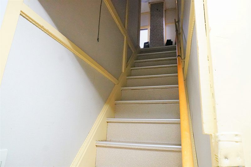 こちらの階段で2階へ