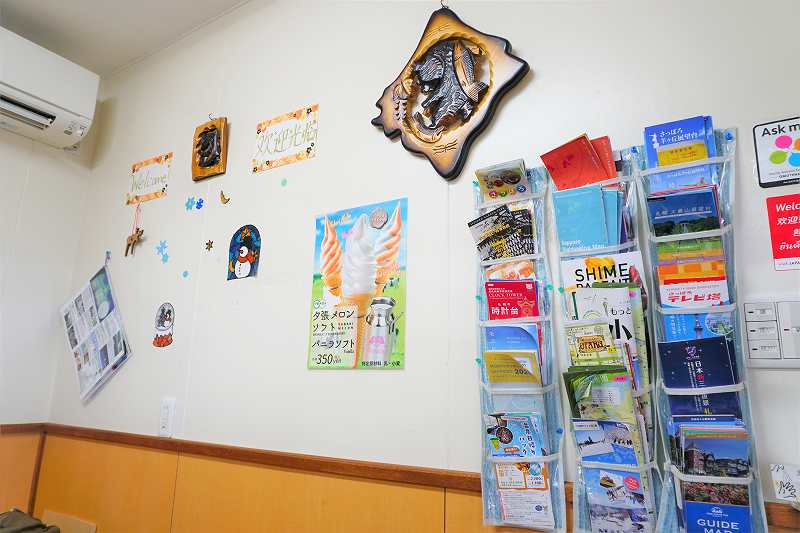 小熊商店の壁には北海道各地の観光パンフレットあり