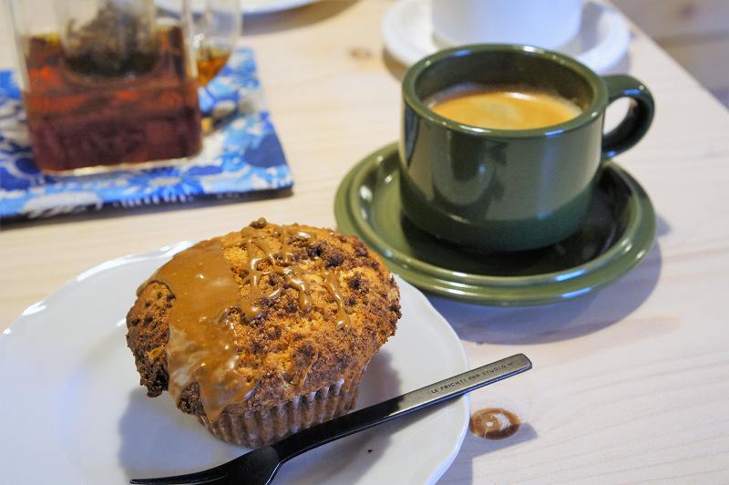 CAFE&BAKE Prunier（プルニエ）のコーヒークリームチーズマフィンとホットコーヒー