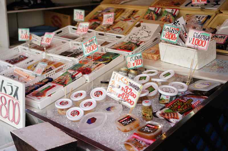 食事処 ながもりに併設される三浦商店の海鮮加工品売り場