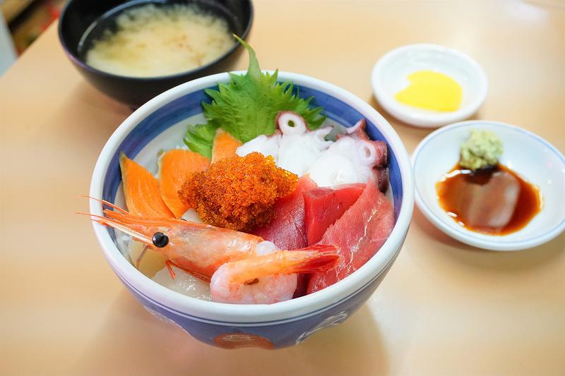 食事処 ながもりの海鮮丼（2,000円）は味噌汁とお新香付き