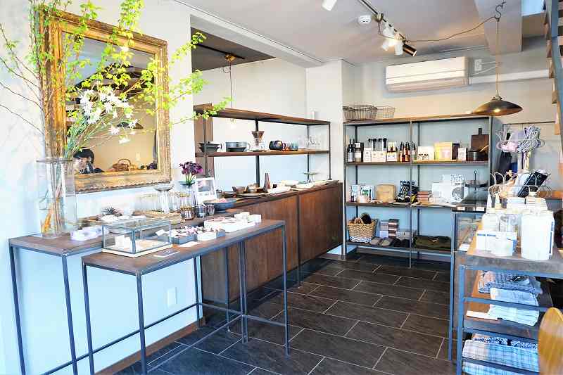 ZENIBAKO coffee（銭函珈琲）に併設するzenibako style shop ＆ gallery