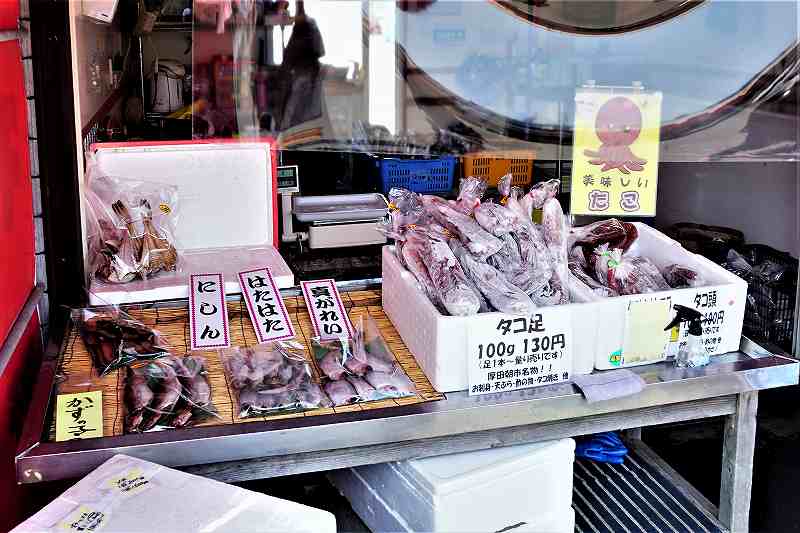 厚田港朝市で販売されているニシン・ハタハタなどの干物や、冷凍のタコ