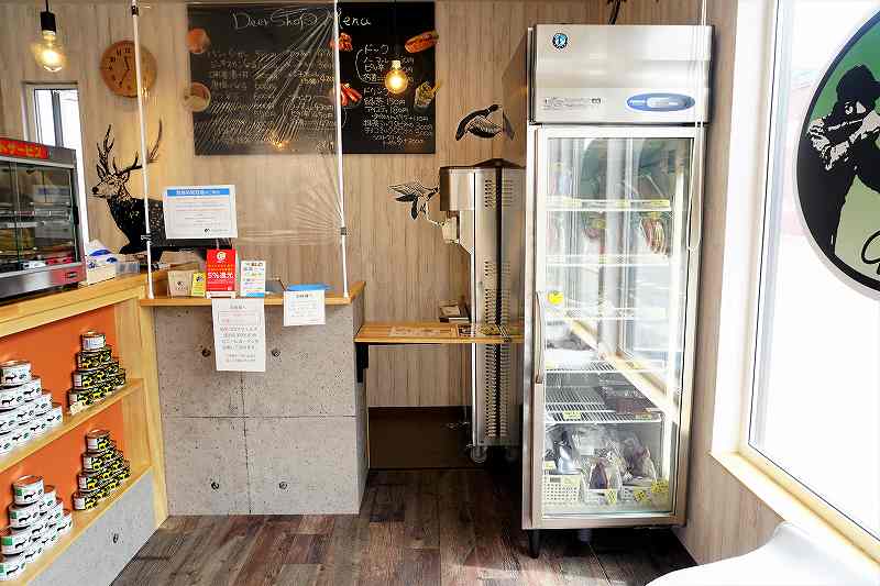 ディアショップの店内の冷凍庫では鹿肉を販売