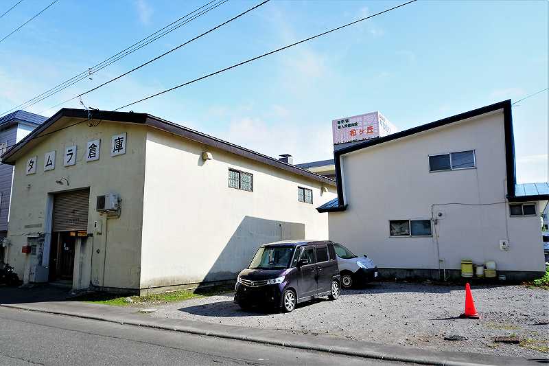 タムラ倉庫の建物横にある計6台分の駐車場
