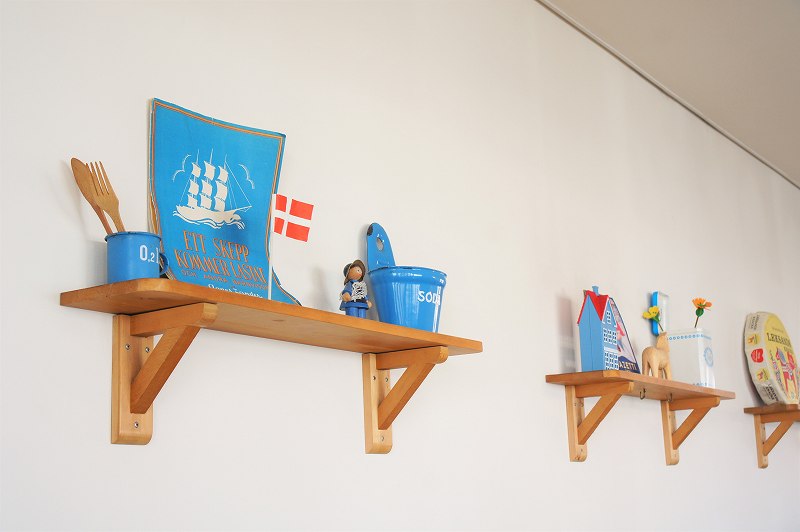フィンランドの国旗やオブジェが壁の棚に飾られている