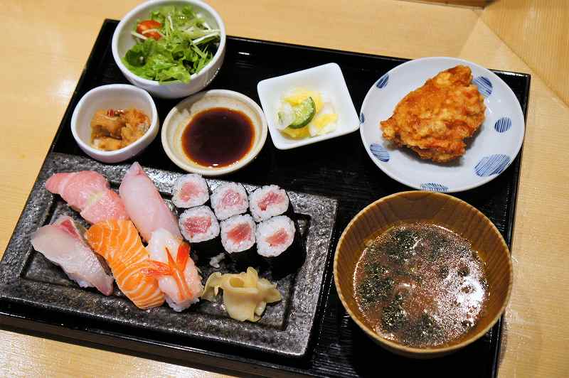 ランチメニューの「季節の握り寿司御膳」がテーブルに置かれている