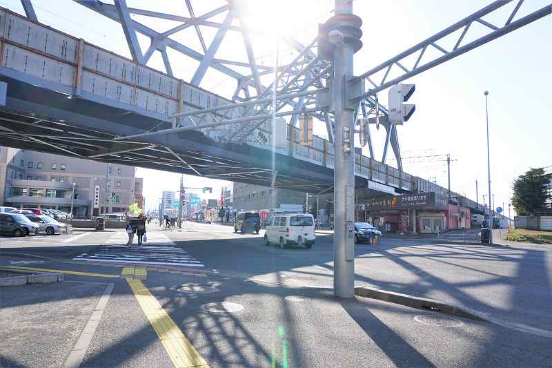 JR新札幌駅近くにある12号線沿いを車が走っている