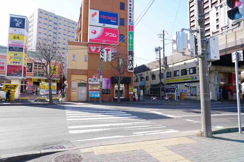 新札幌駅近くの大きな道路と信号