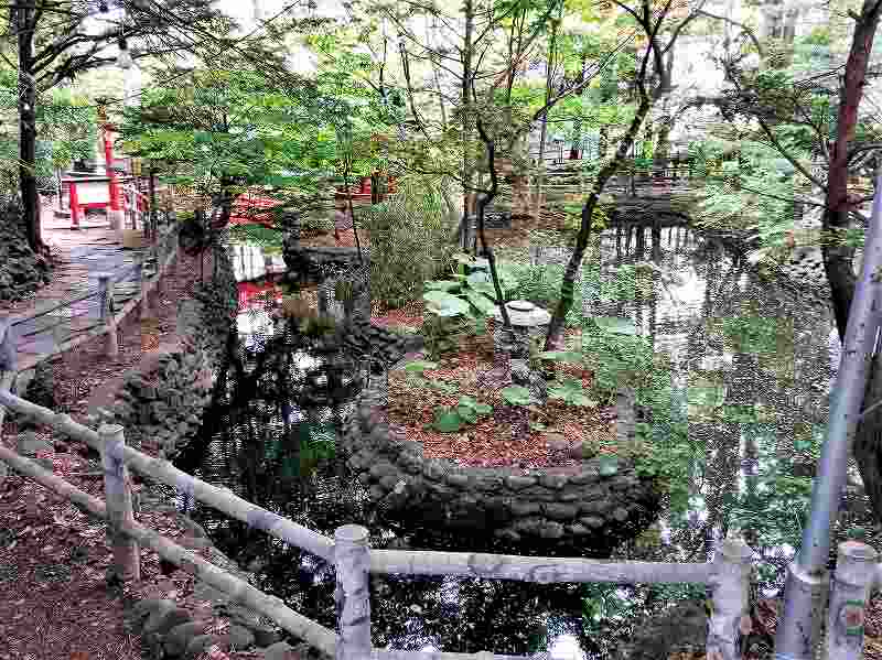 白石神社の中にあり立派な池