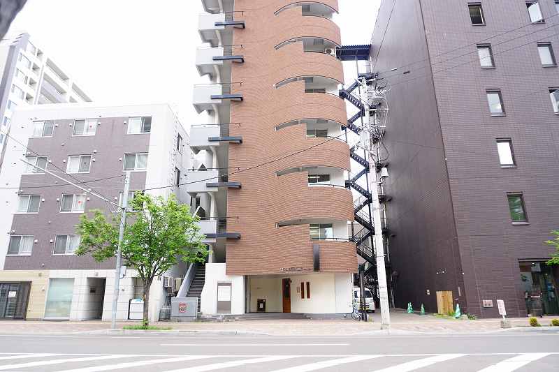 Osteria Yoshie（オステリア ヨシエ）が入る札幌市中央区に建つビルの外観