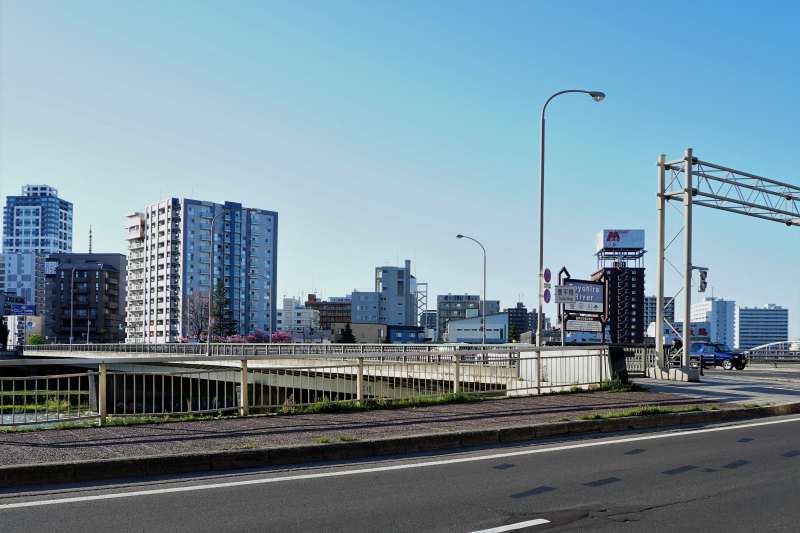 “札幌開祖 志村鐵一碑” から見た “豊平橋”