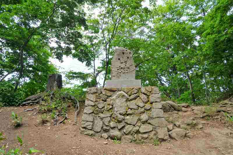 円山山頂にある「山神」の碑