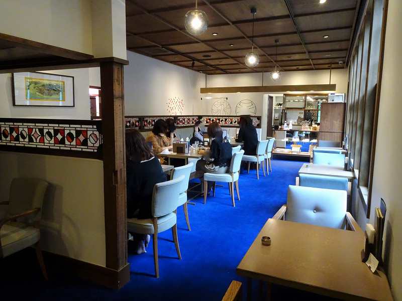 鮮やかなロイヤルブルーの絨毯が敷かれた「和洋折衷喫茶 ナガヤマレスト」の店内