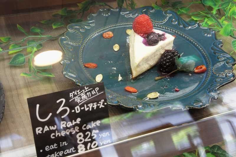ローレアチーズケーキ「しろ」がガラスのショーケースに入れられている