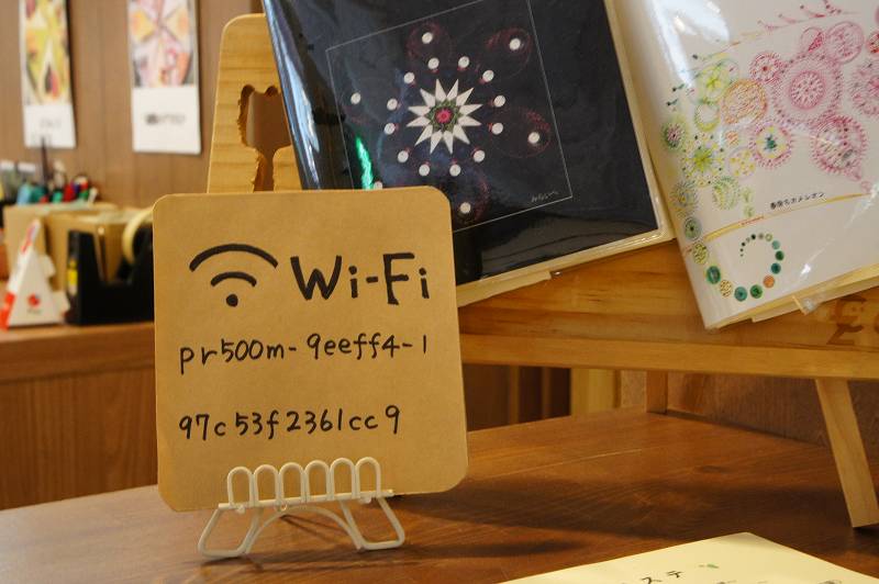 Wi-Fiのパスワードを書いた紙がカウンターに置かれている
