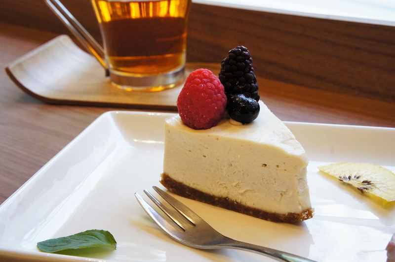 3種のベリーがのったローレアチーズケーキがのったお皿が、テーブルに置かれている