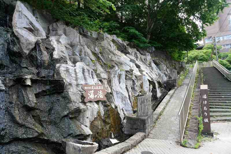 定山渓温泉街の「湯けむり坂」と「湯の滝」