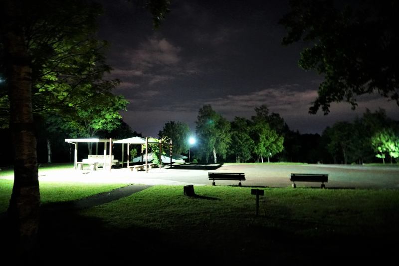 柏木地区レクリエーション施設の夜のキャンプ場