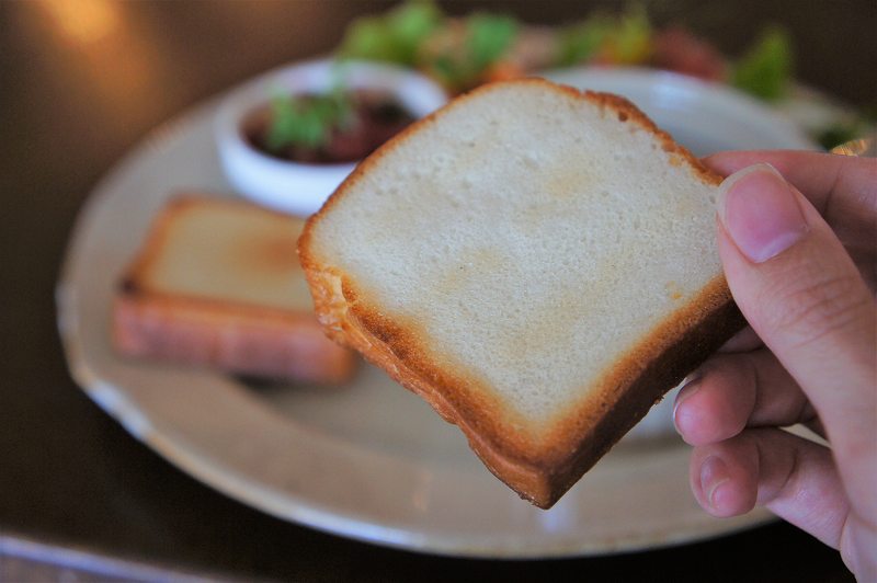 キメの細かい小さな食パンを手に持っているようす