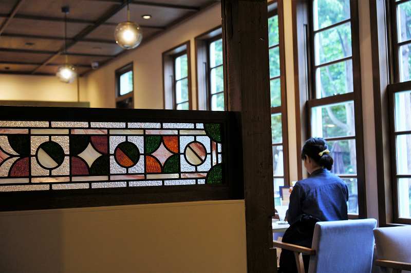 ステンドグラスが施された「和洋折衷喫茶 ナガヤマレスト」の店内