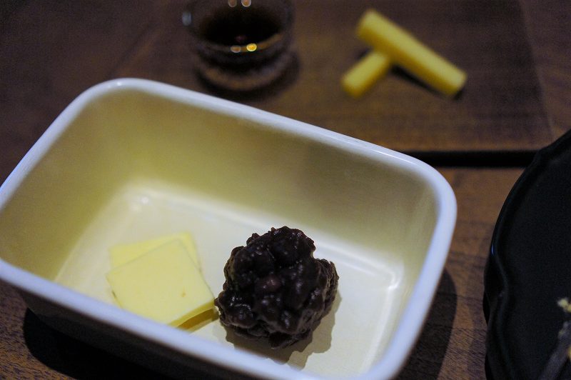 白い琺瑯容器に入ったバターと小豆がテーブルに置かれている